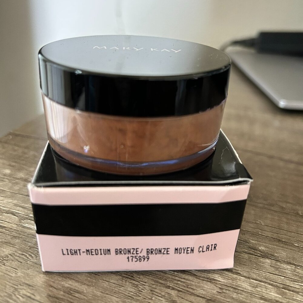 Mary Kay Silky Setting Powder (Light Medium Bronze)